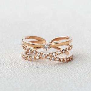 แหวนทองคำ 14K โรสโกลด์ ประดับเพชรแล็บโกรว์แบบไขว้ - Product Image 1