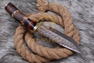 Couteau de chasse à lame fixe en acier Damas personnalisé OEM avec manche en corne de cerf, couteau de survie et de bushcraft ultra-affûté, étui en cuir - Product Image 5