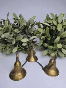 Juego de 3 Campanas Rústicas Navideñas Hechas a Mano de Latón Tejido, Adornos Colgantes Vintage para Árbol con Diseño de Vaca, Impresión Tipográfica en Oro Antiguo - Product Image 3