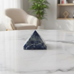 Vente en gros de pierres naturelles faites à la main en agate pyramidale Muntaha de 30-35 mm, cristaux de Reiki en sodalite de qualité supérieure, Khambhat - Product Image 1