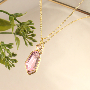 Impresionante colgante de cuarzo rosa con circonita cúbica rosa en engaste de bisel, collar de latón chapado en oro de 18k para mujer, regalo de joyería. - Product Image 2