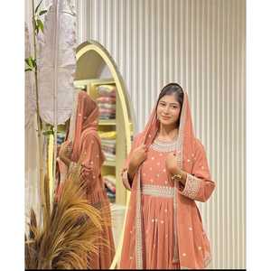 Robe de soirée de créateur avec pent et dupatta inclus pour les occasions de club - Product Image 2