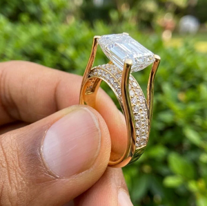 Bague de fiançailles solitaire flottante en diamant de laboratoire taille émeraude de qualité supérieure E VVS2 VS1 avec pavé, disponible en 2 carats, 3 carats, 4 carats - Product Image 5