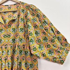 Blusa Floral con Estampado a Mano, Hecha a Mano, Ecológica, 100% Algodón, Cuello en V, Manga 3/4, con Volantes de Encaje, Lavable, Resistente a las Arrugas - Product Image 3