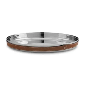 Plateau de service rond en métal avec bord en cuir, finition polie, design minimaliste, durable pour les fêtes - Product Image 3