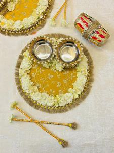 Elegante Juego de Thali para Pooja con Adornos Florales, Dos Porta Kumkum, Borde de Perlas y Detalles de Borlas, Thali Artesanal para Rituales Festivos - Product Image 2