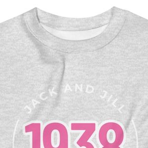 เสื้อสเวตเชิ้ตคอกลมยูนิเซ็กซ์สีชมพู Jack and Jill รุ่น 1938 ลายวงกลม JJ เนื้อผ้านุ่ม แขนยาว สไตล์ลำลอง แฟชั่น เสื้อผ้าสั่งทำขายส่ง - Product Image 3