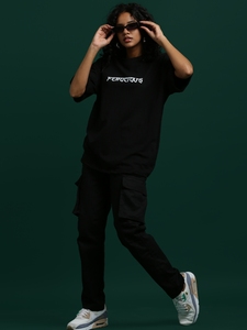 เสื้อยืดกราฟิกสุดเท่สำหรับผู้หญิง ทรงโอเวอร์ไซส์ สวมใส่สบาย สไตล์ลำลอง สตรีทแวร์ แขนสั้น สีดำ ผ้าฝ้าย แฟชั่นแนวเมือง - Product Image 1