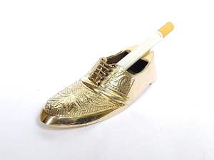 Cenicero de Cigarrillos de Latón Hecho a Mano |   Cenicero de diseño de zapato con grabado dorado en relieve |   Cenicero Decorativo de Mesa para el Hogar. - Product Image 3