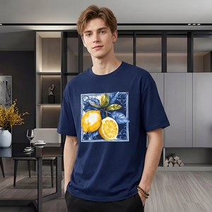 เสื้อยืดแขนสั้นสีกรมท่าสำหรับผู้ชาย พิมพ์ลายเลมอนดิจิทัลที่หน้าอก คอกลม ทรงปกติ ผ้าเจอร์ซีย์คอตตอน 100% สวมใส่สบาย - Product Image 3