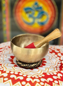 Bol sonore artisanal en laiton massif avec marteau en bois et coussin – Instrument de relaxation pour la méditation, la guérison des chakras et la thérapie sonore du yoga - Product Image 6