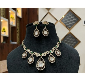 Hermoso Juego de Collar y Aretes Clásicos de Moissanita Chapados en Oro Antiguo, Regalo de Compromiso, Boda, Fiesta, para Mujer - Product Image 2