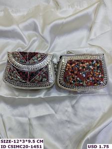 Pochette de soirée demi-lune perlée de créateur Bollywood avec chaîne, design métallique scintillant pour occasions festives - Product Image 3