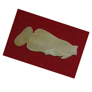 งานแกะสลักเปลือกหอยมุก ลายเปลือกหอยสีขาวและปลาสีเหลือง สำหรับทำกิ๊บติดผม ทำจากวัสดุเปลือกหอยมุก - Product Image 3