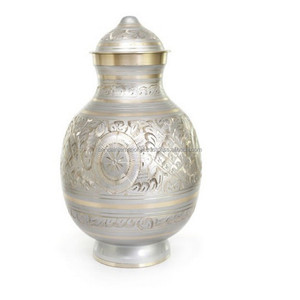 Urnes funéraires en laiton de haute qualité et de forme unique avec design floral urnes funéraires en métal fini or et vert pour cendres humaines - Product Image 4