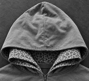 Sweat-shirt à capuche gris délavé personnalisé avec double capuche et poche kangourou avant, style streetwear, pour homme, fabriqué par un fabricant de sweats. - Product Image 2