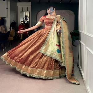 Ensemble Lehenga en Organza VASTRA COTTAGE avec Bordure en Dentelle Zari, Blouse Non Cousue et Dupatta en Soie Jacquard Paithani - Product Image 5