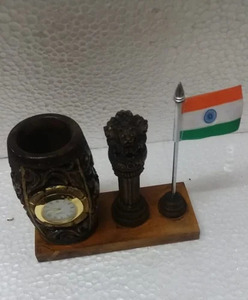 Horloge de bureau en métal faite à la main avec sculpture de lion et support drapeau indien, cadeau promotionnel original - Product Image 1