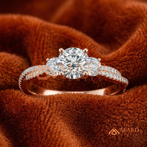 แหวนแต่งงานเพชรทรงกลมสามเม็ดทองคำโรสโกลด์ 14K คลาสสิก พร้อมแถบประดับประกายระยิบระยับสำหรับผู้หญิง - Product Image 1