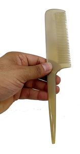 Peigne en corne de buffle véritable avec finition lisse pour des cheveux et un cuir chevelu sains, design poisson, logo personnalisé, écologique - Product Image 6