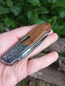 Cuchillo Plegable de Acero de Damasco SHARP POINT TRADES con Hoja Recta de 0.5mm, Apertura con Perilla, Mango de Madera y Diseño Artístico - Product Image 3