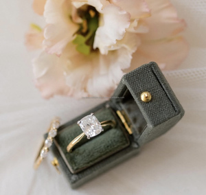 Boîte à bagues de luxe en velours et tissu Rangement élégant pour bagues de mariage et de fiançailles pour des occasions spéciales - Product Image 1