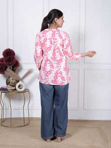 Túnica Corta Informal de Primera Calidad para Mujer, Color Rosa Bebé, con Encaje Floral Estampado, 100% Algodón, con Cuello con Botones y Mangas Tres Cuartos - Product Image 3