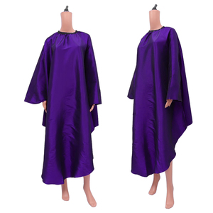 Cape de coiffure professionnelle rouge imperméable en polyester, logo personnalisé, taille ajustable, pour salon de coiffure. - Product Image 5
