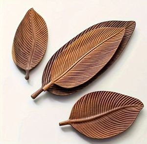 Assiettes de service en bois en forme de feuille, faites à la main, gravées, design minimaliste, motif végétal - Product Image 2