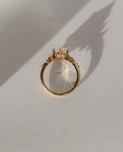 Anillo de Compromiso de Oro Amarillo de 18K para Mujer, con Diamante Redondo Cultivado en Laboratorio, 6 Garras, Solitario con Piedras de Acento, Certificado IGI, Claridad VVS2 - Product Image 4