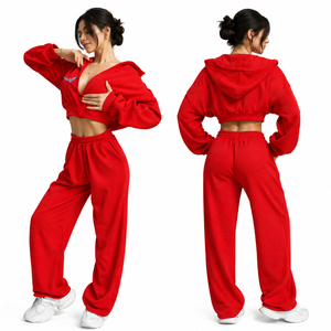 Ensemble de survêtement athleisure deux pièces pour femme, personnalisé, rouge, avec haut court zippé et pantalon large, tenue décontractée streetwear et de détente - Product Image 1