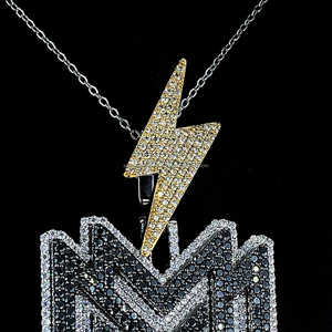 โซ่เชื่อมโยงระดับมืออาชีพสไตล์คิวบาพร้อมจี้โลโก้3D สีดำและสีขาวเริ่มต้นกำหนดเองเพชรโมอิสชุบทอง - Product Image 5