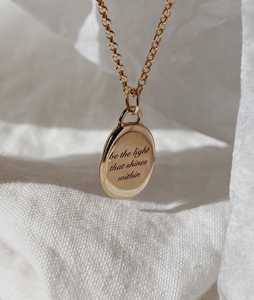 Collier avec pendentif de forme ovale, chaîne de 17 pouces, médaille minimaliste en forme de disque, breloque gravée, bijoux fins de luxe à porter au quotidien - Product Image 5