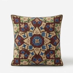 Funda de cojín con bordado Crewel de Cachemira — Beige natural con mandala geométrico en marrón y azul - Product Image 4