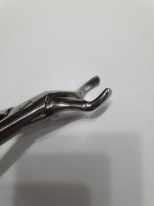 Pinzas de Extracción de Raíces Dentales Superiores de Acero Inoxidable de Alta Calidad con Agarre Ergonómico, Certificación CE, Fuente de Alimentación Manual - Product Image 4