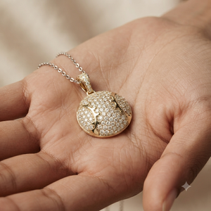 Pendentifs tendance plaqués or 10K bicolores personnalisés en forme de mini balle de baseball avec diamants de laboratoire, style Hip Hop esthétique, cadeau unisexe pour fête - Product Image 4