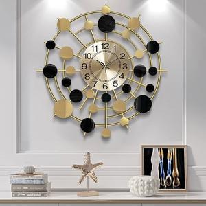 Horloge murale métallique très demandée, au design intemporel, garantissant qu'elle ne se fera jamais démoder, malgré les tendances changeantes. - Product Image 1