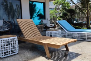 Tumbona Apilable para Exteriores en Madera de Teca Sólida con Acabado Pulido, Diseño Moderno, Posición de Respaldo Ajustable - Product Image 2