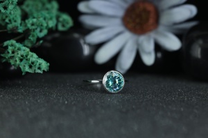 Bague de fiançailles minimaliste en moissanite taille ronde de luxe, en argent sterling 925 avec sertissage clos, bijoux personnalisés en gros - Product Image 2