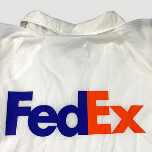 เสื้อโค้ชแบรนด์สั่งทำพิเศษ OEM สตรีทแวร์ FedEx แบบติดกระดุมด้านหน้า พิมพ์ลาย เป็นมิตรกับสิ่งแวดล้อม กันน้ำ ดีไซน์เรียบง่าย ทันสมัย ทรงพอดีตัว ใส่ได้ทั้งชายและหญิง - Product Image 4