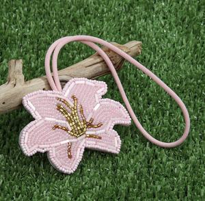 Llaveros de fiesta vintage hechos a mano con diamantes de imitación, color rosa pescado y amarillo, con letras del alfabeto multicolor y dijes de pulsera con iniciales. - Product Image 2