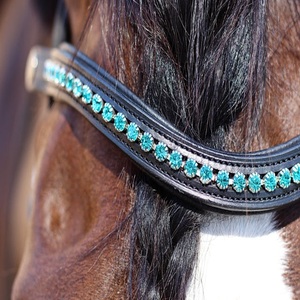 Cómoda y duradera diadema de cuero acolchada para caballo con incrustaciones de cristales de zafiro y cadena brillante, disponible en todos los tamaños y formas personalizadas. - Product Image 2