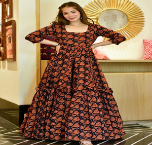 Este vestido étnico acampanado con estampado paisley de primera calidad para mujer ya está disponible a precios de mayorista para tu tienda minorista. - Product Image 1