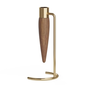 Élégant porte-bougie en bois et métal doré avec un design suspendu en forme de goutte et un support incurvé pour une décoration de table moderne - Product Image 1