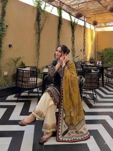 Kurta noire brodée pour femme avec dupatta moutarde et pantalon palazzo crème, tenue traditionnelle indienne et pakistanaise décontractée, longueur cheville - Product Image 2