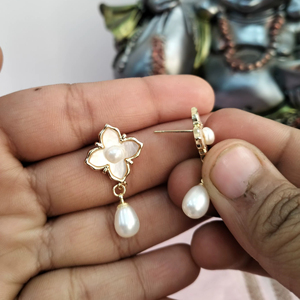 Boucles d'oreilles pendantes en perles d'eau douce, trèfle en nacre, plaqué or, bijoux anti-ternissement, fabricant et fournisseur en gros - Product Image 3