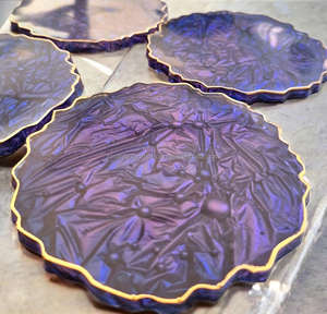 Juego de Posavasos de Resina Clásicos Vibrantes con Acabado Brillante y Detalles en Dorado, Ecológicos, Hechos a Mano para Decoración Chic de Comedores y Mesas de Café - Product Image 6