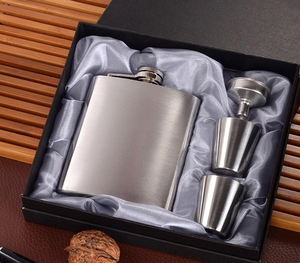 กระติกน้ำสุดหรูสีเงินพร้อมกรวยทันสมัยทนทานกันรั่วเหมาะสำหรับของขวัญการผจญภัยกลางแจ้งและการเดินทาง - Product Image 2