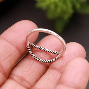 Anillo de Plata de Ley 925 con Diseño de Cuerda Trenzada, Anillo Minimalista Apilable, Anillo de Boda Trenzado, Joyería Delicada para Uso Diario, Regalo - Product Image 3