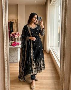 Robe longue noire en faux georgette brodée de sequins avec dupatta, tenue traditionnelle indienne pour femme, idéale pour les fêtes et mariages - Product Image 3